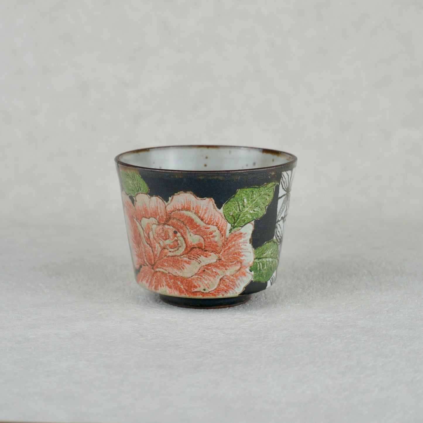 Camellia Black Handheld Mug