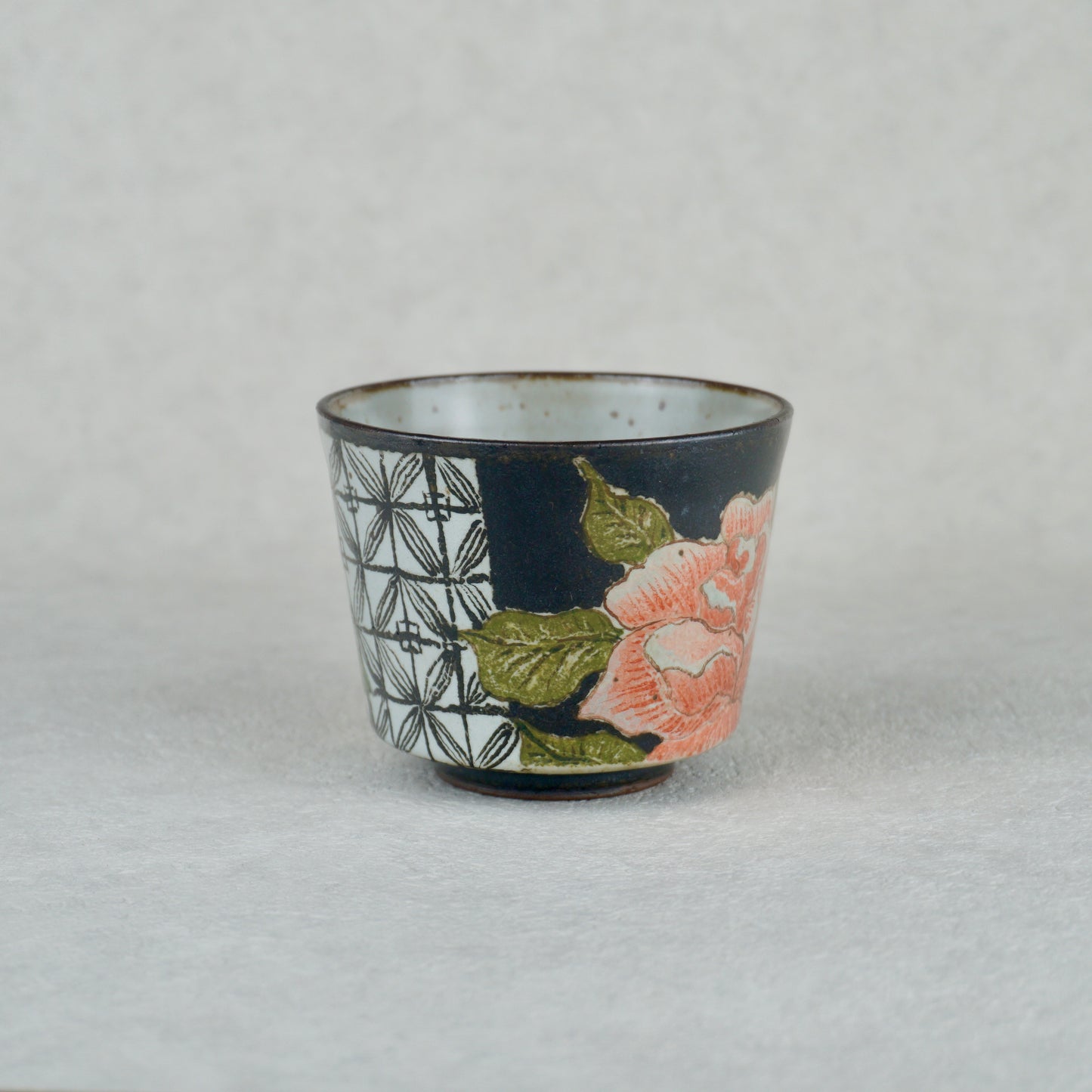 Camellia Black Handheld Mug