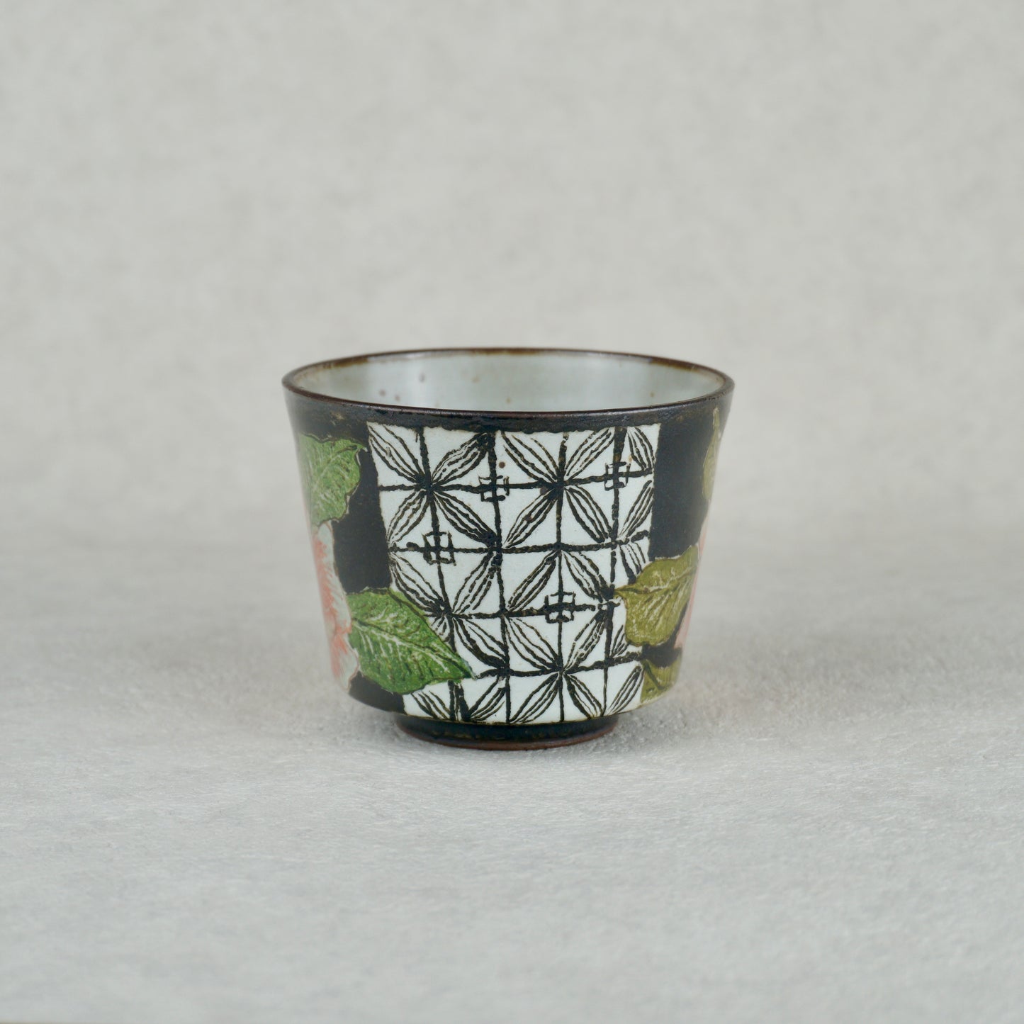 Camellia Black Handheld Mug