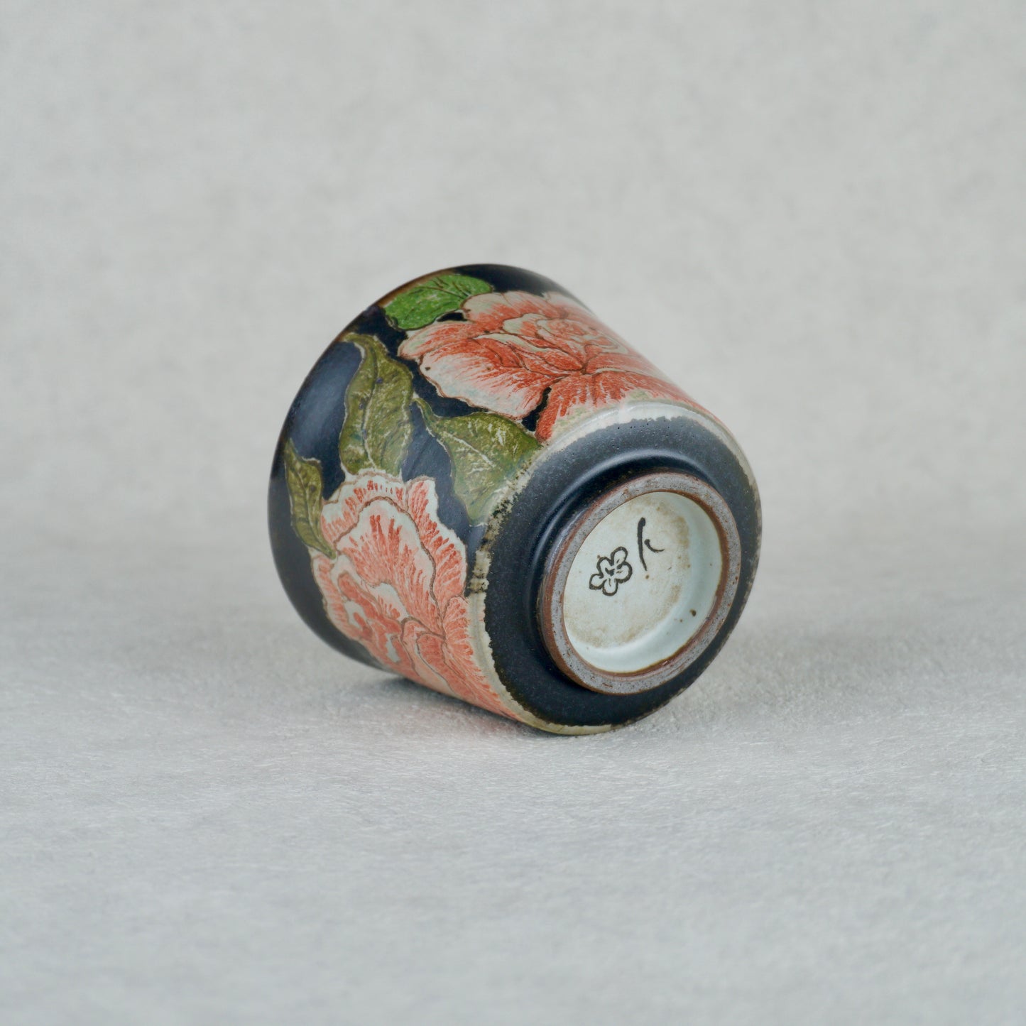 Camellia Black Handheld Mug