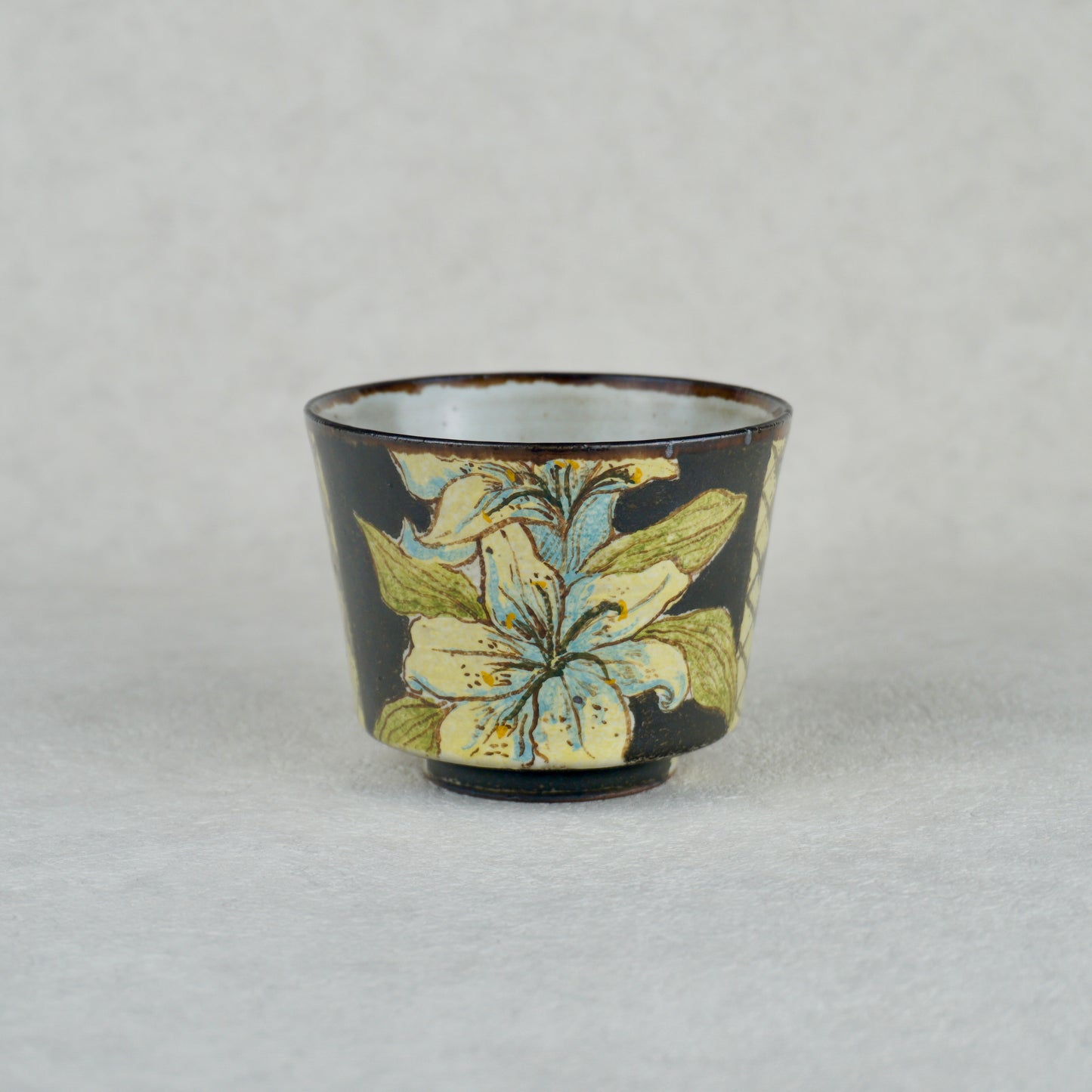 Lily Black Handheld Mug