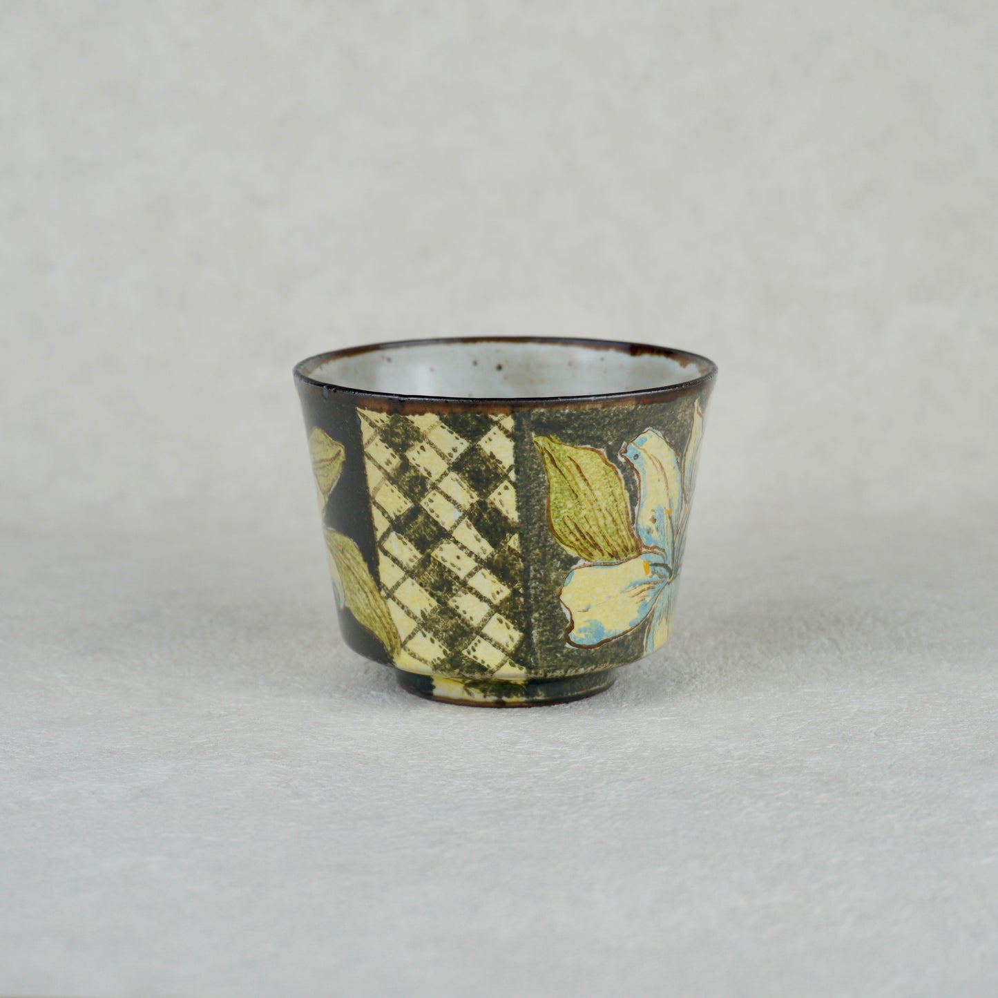 Lily Black Handheld Mug