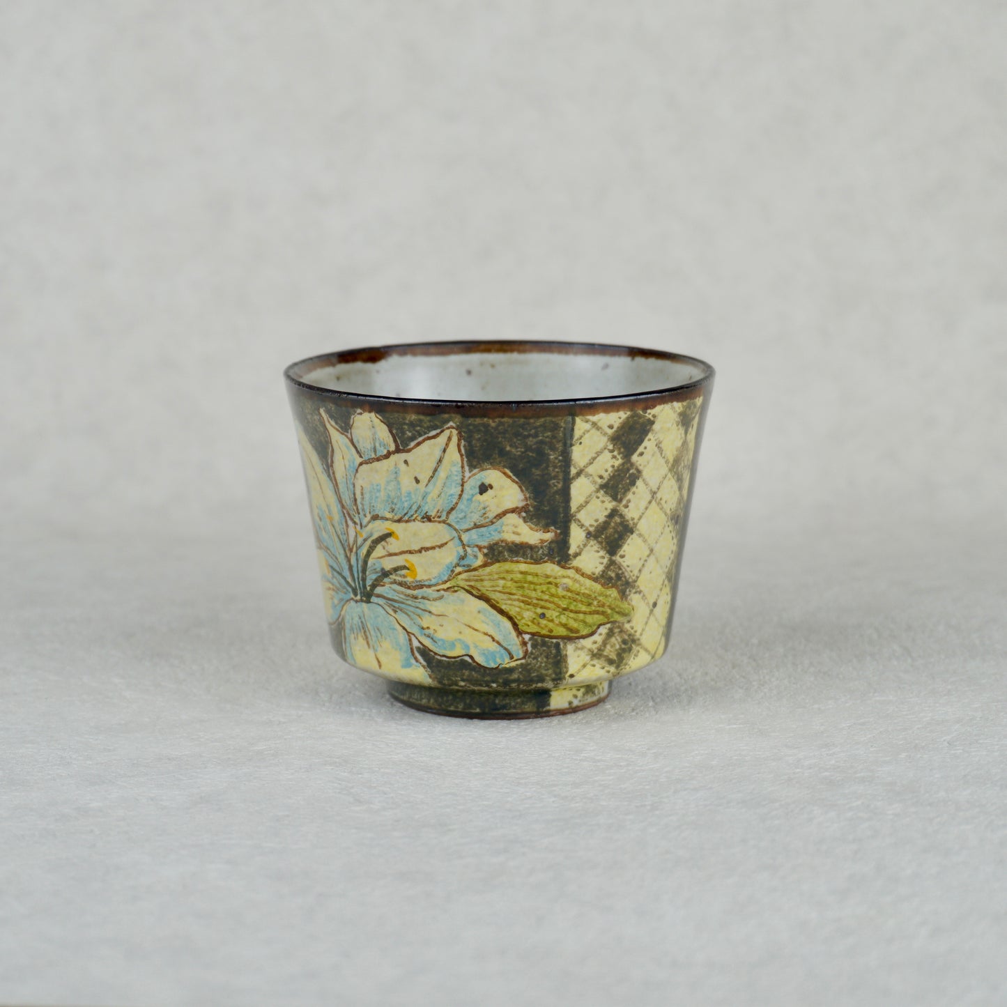 Lily Black Handheld Mug