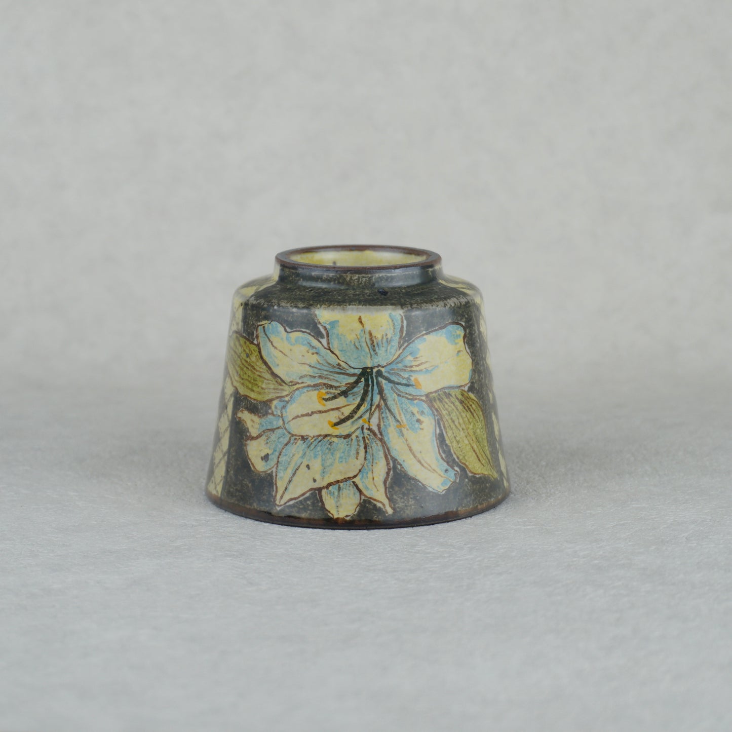 Lily Black Handheld Mug