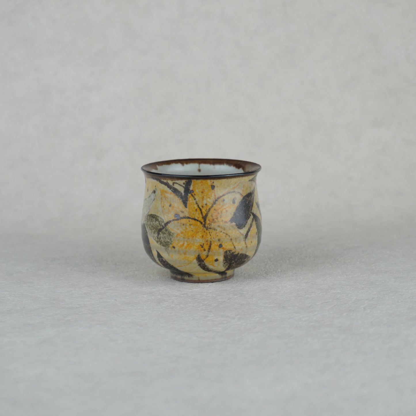Yellow Lily Round Tea Cup