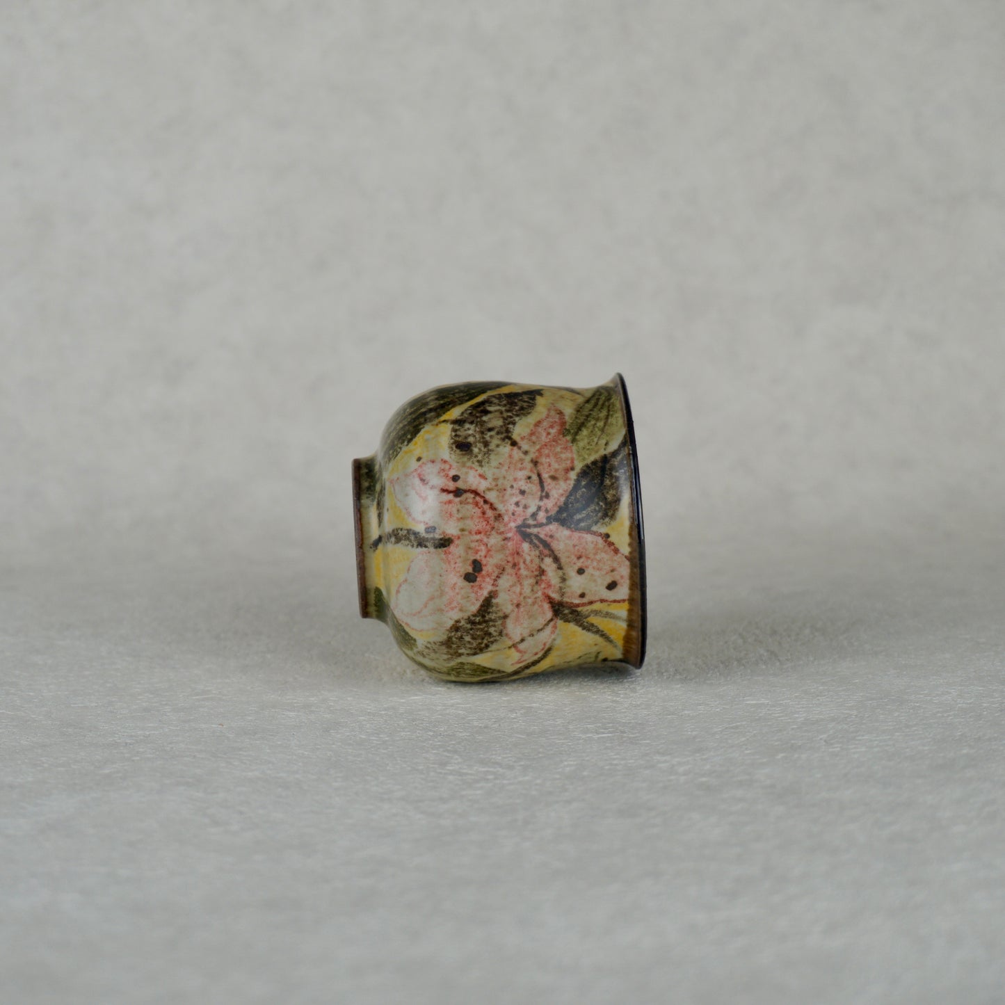Yellow Lily Round Tea Cup