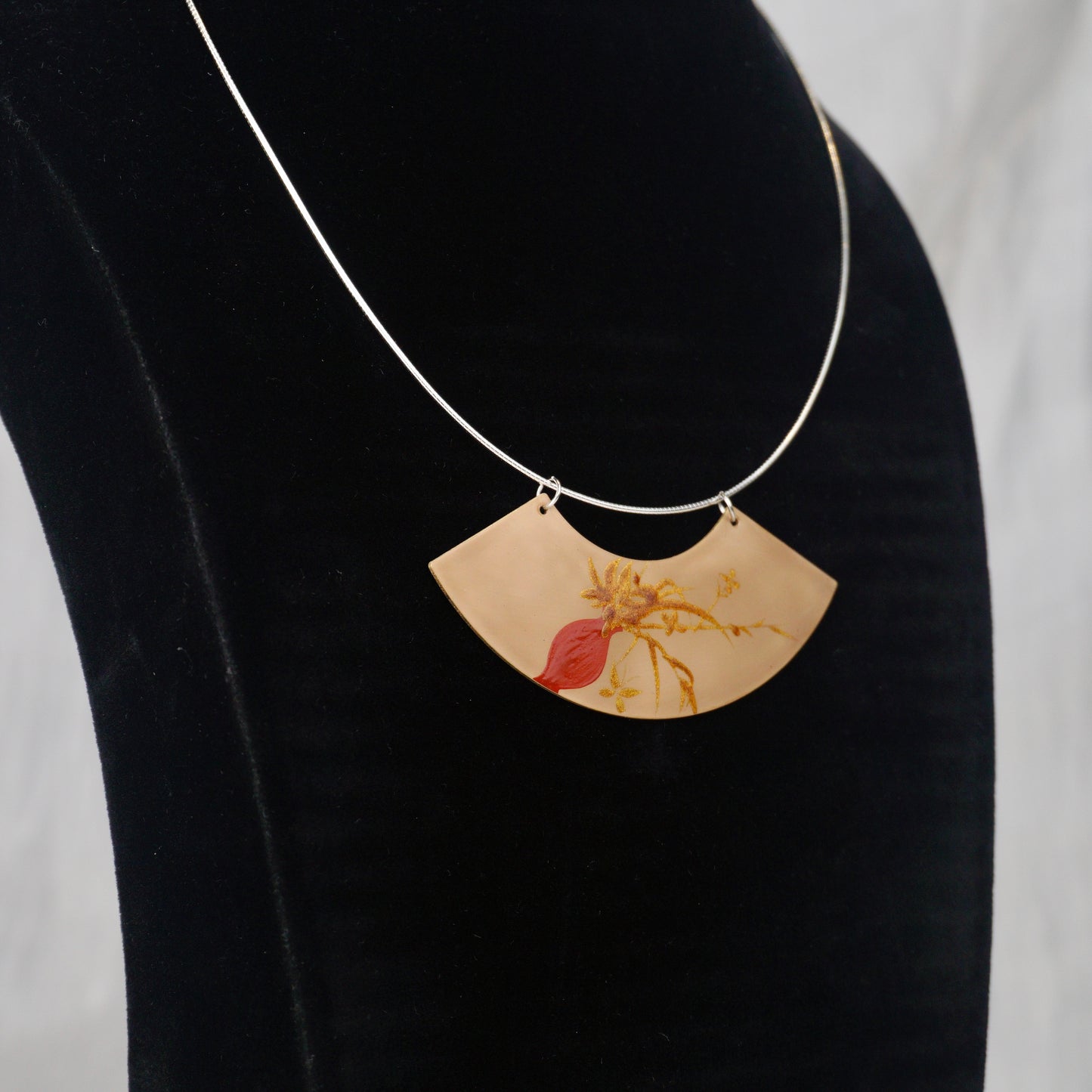 Lacquer Fanning Golden Flower Red Vase Necklace