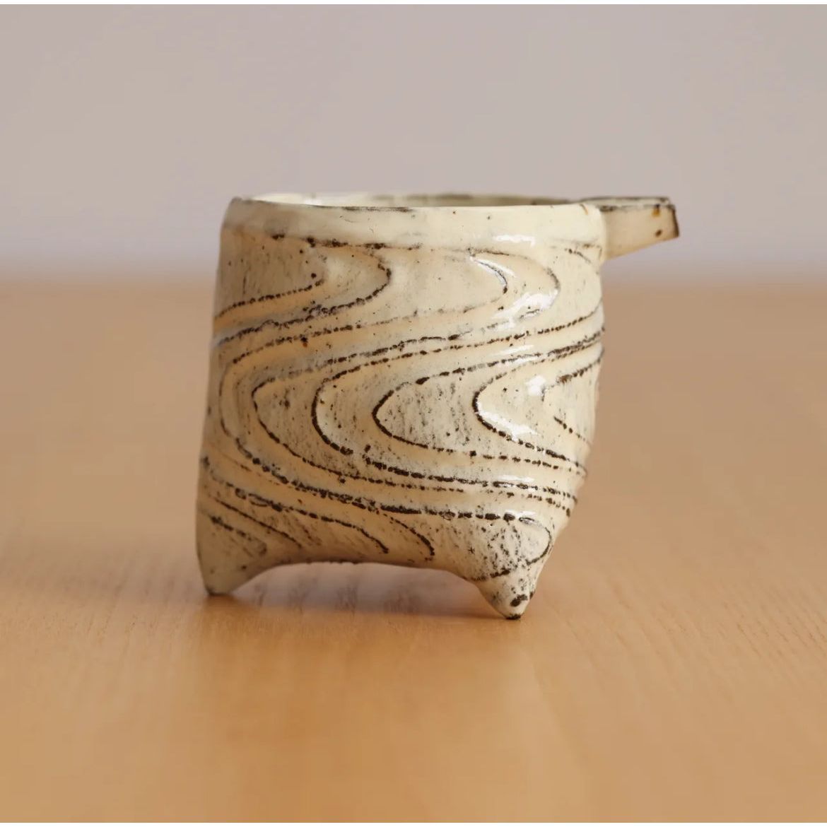 Beige Matte Glaze Tripod Pouring Cup Ripples