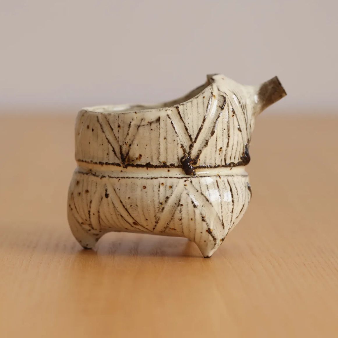 Beige Matte Glaze Tripod Pouring Cup